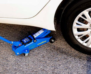 Goodyear GOD1000: un gato hidráulico de 2 toneladas para trabajar con el coche con mayor comodidad por 36,23€ antes 59,42€.