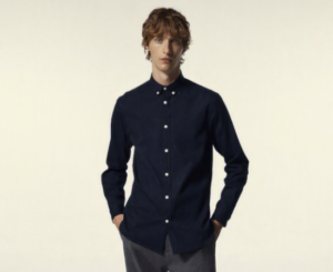 Camisa Slim de Estructura Sfera Azul Marino: un básico elegante para cualquier ocasión por 19,99€.