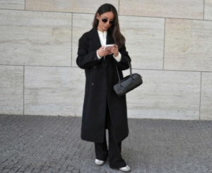 Abrigo largo Soft Touch de Bershka color negro o arena: elegancia, estilo y un toque de sofisticación para tus looks por 24,94€.