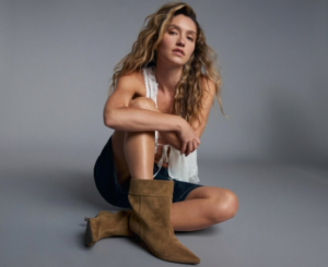 Botín de tacón con detalle de vuelta de Bershka, tallas 35-39 por 27,99€ recogiendo en tienda y 31,94€ con gastos de envío.