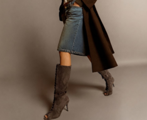 Botas de tacón corset peep toe de Bershka: un diseño atrevido para destacar por 49,99€.
