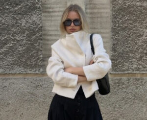 Cazadora cropped de paño cruzada de Bershka blanco o negra: el toque elegante que transforma cualquier look por 36,14€ antes 45,99€.