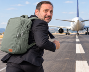 Mochila de viaje de 30L: tu compañera ideal para escapadas y vuelos low cost.