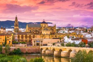 ¡ESCAPADA 4★ AL CORAZÓN DE CÓRDOBA! Hotel 4★ a solo 2 min a pie del centro histórico + Visita guiada a la Mezquita-Catedral — desde 44 €/persona