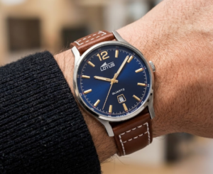 Reloj Lotus 18954/2 Classic Steel: elegancia clásica con esfera azul y correa de cuero marrón.